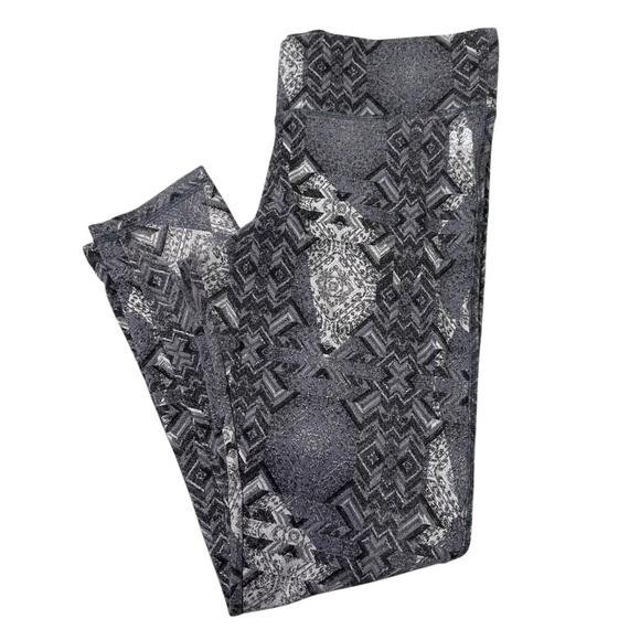 Victoria’s Secret L Short Gray Print Leggings - Picture 2 of 4